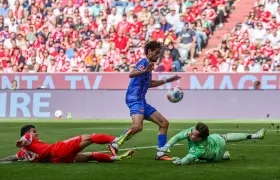 Luis Díaz intenta evitar el remate de Eren Dinkci ante el portero Jonas Urbig.