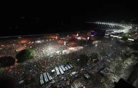Personas asisten a la playa de Copacabana este sábado. 