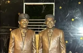 Esculturas en homenaje a Rafael Orozco e Israel Romero. 