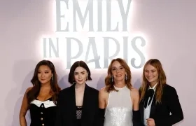 Ashley Park, Lily Collins, Philippine Leroy-Beaulieu y Camille Razat. 