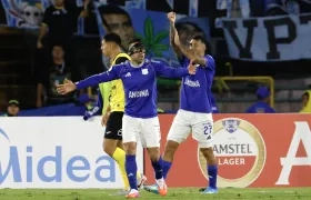 Falcao García y Rodrigo Contreras reclaman una pena máxima al árbitro.