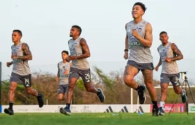 Juan David Ríos, Yeison Suárez y Fabián Ángel durante una práctica de Junior.