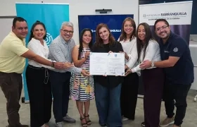 Funcionarios de la Secretaría de Educación durante la certificación. 