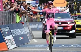 El danés Jonas Vingegaard cruza la meta como ganador de la decimosexta etapa del Giro de Italia.