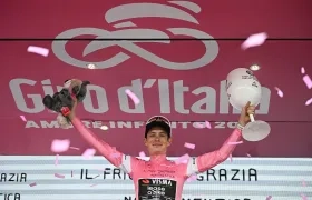 Jonas Vingegaard enel podio tras ganar la vigésima etapa del Giro de Italia. 