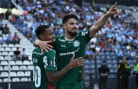 El argentino José Manuel López celebra el primer gol de Palmeiras con su compañero Allan.