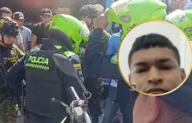La Policía y el Gaula Militar en la zona donde los sicarios dejaron abandonadas varias armas. 