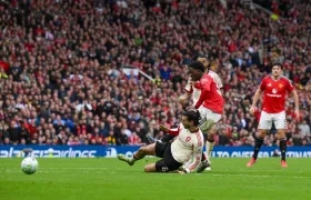 Kobbie Mainoo en la jugada donde marcó el tercer gol del Manchester United.