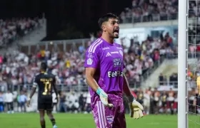 La euforia de Mauro Silveira luego del cobro que Rodallega estrelló en el travesaño.