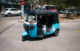 Un motocarro circula en Soledad. 