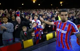 El colombiano Daniel Muñoz celebra con la afición del Crystal Palace. 
