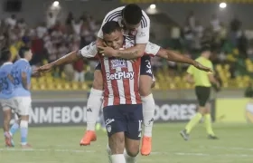 Luis Muriel, autor de dos goles, celebra el primero con Edwin Herrera.