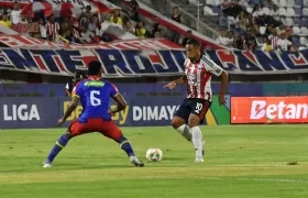 Luis Muriel, autor de un doblete, encara a Johan Caicedo.