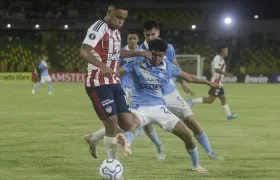 Luis Muriel, autor de un doblete ante Sporting Cristal, domina la pelota ante la marca de Maxloren Castro.
