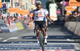 El ecuatoriano Jhonatan Narváez a su llegada a la meta en Chiavari.