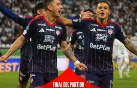 Guillermo Paiva y Juan David Ríos celebran el gol de Junior en Manizales. 