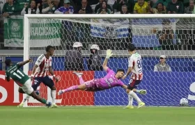 El colombiano Jhon Arias marca el primer gol de Palmeiras ante Junior. 