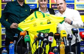 Pablo Peirano durante su presentación como nuevo técnico del Bucaramanga.