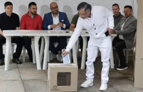 El presidente Gustavo Petro ejerciendo su derecho al voto.
