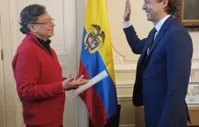 Momento del nombramiento de Daniel Quintero como Superintendente de Salud.