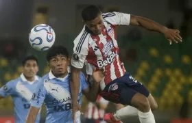 Jesús Rivas disputa la pelota con Maxloren Castro, de Sporting Cristal. 
