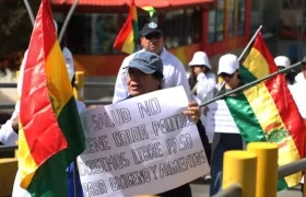 Trabajadores de la salud marcharon por "falta de garantías" y pidieron la renuncia del presidente de Bolivia Rodrigo Paz.