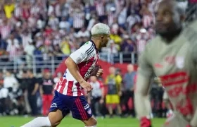 Teo Gutiérrez corre a festejar tras convertir el último penalti ante la decepción de Mosquera Marmolejo.