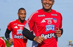 Lucas Monzón y Teófilo Gutiérrez, jugadores del Junior. 