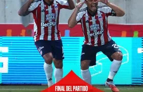 Luis Muriel y Teófilo Gutiérrez celebran el cuarto gol de Junioor ante el Pasto.