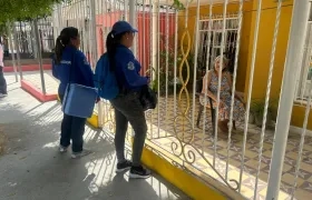 Las vacunadoras están debidamente uniformadas e identificadas.