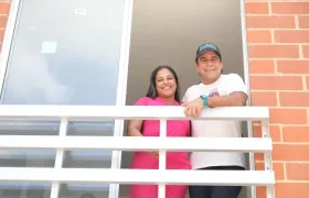 Alcalde Alejandro Char con una de las beneficiarias de Mi Techo Propio. 