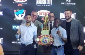 Ángel Bethancourt y Yuberjen Martínez con el cinturón que disputarán este viernes.