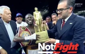 Yuberjen Martínez con el cinturón tras ganarle por nocaut al panameño Ángel Bethancourt.