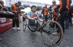 Alex Zanardi a bordo de su bicicleta de manos. 