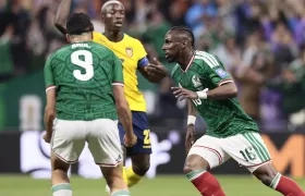 Julián Quiñones celebra tras abrir la cuenta para México. 