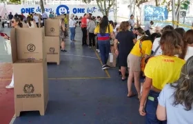 Votantes en el Colegio La Enseñanza. 