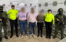 Alias 'El tío' (centro), junto a las dos capturadas.