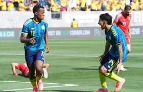 Jhon Arias celebrando su primer gol con Gustavo Puerta.