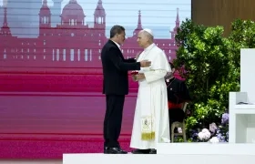El actor español Antonio Banderas y el Papa León XIV.