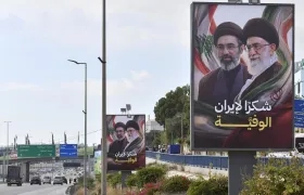 Carteles con retratos del nuevo líder supremo de Irán.