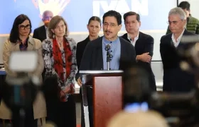 Candidato Iván Cepeda se reunió con el centro político del país. 