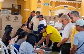 Alcalde Alejandro Char ejerciendo su derecho al voto. 