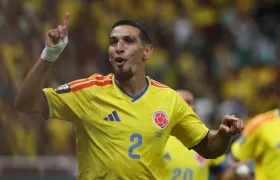 Daniel Muñoz de Colombia celebra su gol