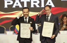 Abelardo De La Espriella y José Manuel Restrepo recibiendo las credenciales.
