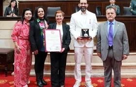 El reconocimiento fue entregado a José Rafael Consuegra Machado, rector encargado, y Yolanda Gallardo, directora general del campus Cúcuta.