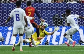 El portero de Cabo Verde, Vozinha (c), en acción ante Ferrán Torres (3i), de España