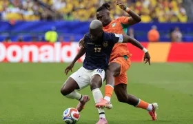 Enner Valencia ante la marca de Wilfried Singo.