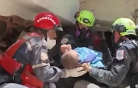 Equipo de rescate estadounidense recuperando al bebé.