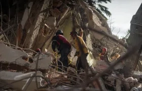 Equipo de rescate trabaja en Altamira, Caracas.