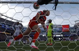 Erling Haaland celebra su primer gol y el primero de Noruega ante Irak
